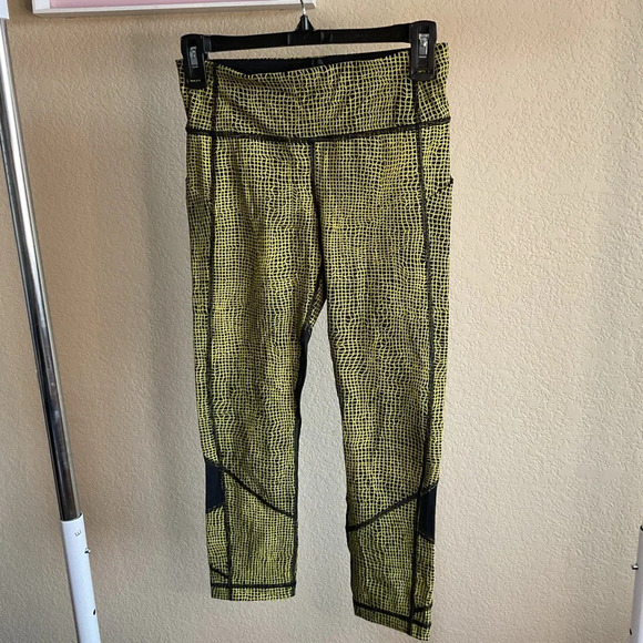 Lululemon Womens 4 Black Yellow Cropped Leggings Athletic Yoga Running Gym‎ - Picture 1 of 6